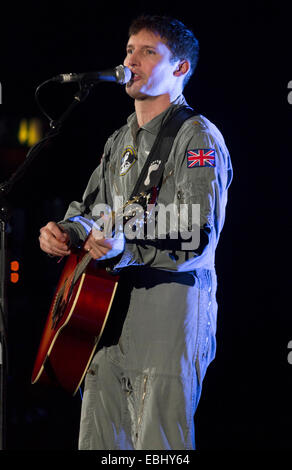 London, UK, 1. Dezember 2014. James Blunt Live-Performance bei Hammersmith Eventim. Bildnachweis: Robert Stainforth/Alamy Live-Nachrichten Stockfoto