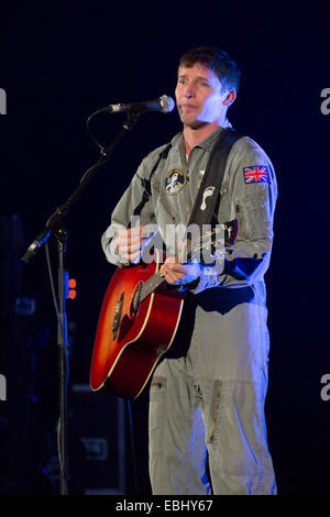 London, UK, 1. Dezember 2014. James Blunt Live-Performance bei Hammersmith Eventim. Bildnachweis: Robert Stainforth/Alamy Live-Nachrichten Stockfoto