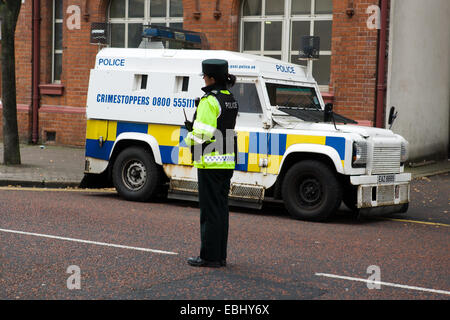 Ormeau Avenue, Belfast, UK Nordirland. 1. Dezember 2014. Ein PSNI Offizier an einem Kontrollpunkt der Polizei. Die Polizei in Nordirland gestiegen auf dem Boden Polizeiarbeit aufgrund der erhöhten Terrorgefahr im Vorfeld Weihnachten Credit: Bonzo/Alamy Live News Stockfoto