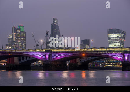 London, UK - 1. Dezember 2014: Skyline von London von der Themse bei Sonnenuntergang zu sehen, wie Dicke Wolken die Stadt Credit bedecken: Piero Cruciatti/Alamy Live News Stockfoto