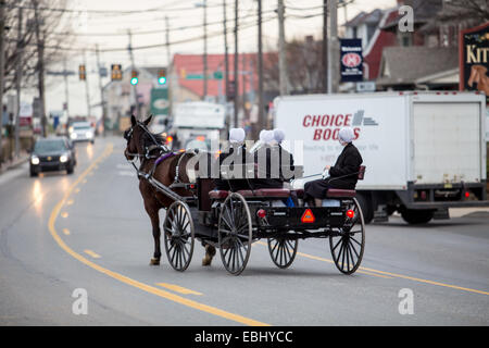 Amischen in Lancaster County verwenden Horse-drawn Wagen für den Transport auf befahrenen Autobahnen. Stockfoto