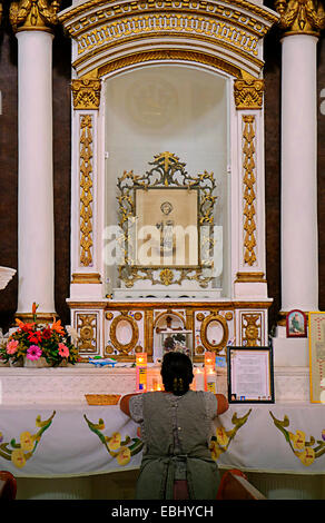 Betende Frau in Templo del Carmen Oaxaca-Stadt, Mexiko Stockfoto