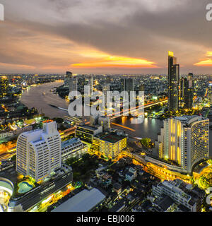 Stadtbild von Bangkok aus Draufsicht mit Fluss Stockfoto