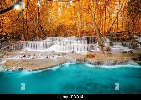 Tief im Wald Wasserfall in Kanchanaburi Stockfoto