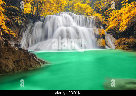 Tief im Wald Wasserfall in Kanchanaburi Stockfoto