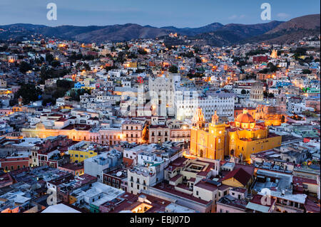 Die Stadt von Guanajuato, Mexiko in der Abenddämmerung von oben. Stockfoto