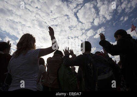 Boston, Massachusetts, USA. 1. Dezember 2014. Studenten heben die Hand und halten Sie während der Hände hoch zu Fuß aus Protest Zeichen in Marsh Plaza auf der Commonwealth Avenue. © Alena Kuzub/ZUMA Wire/ZUMAPRESS.com/Alamy Live-Nachrichten Stockfoto