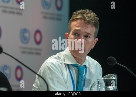 Lima, Peru. 1. Dezember 2014. Nick Nuttall, Sprecher des Rahmenübereinkommens der Vereinten Nationen über Klimaänderungen (UNFCCC), leitet eine Pressekonferenz in Lima, Hauptstadt von Peru, 1. Dezember 2014. © Xu Zijian/Xinhua/Alamy Live-Nachrichten Stockfoto