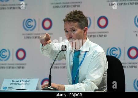 Lima, Peru. 1. Dezember 2014. Nick Nuttall, Sprecher des Rahmenübereinkommens der Vereinten Nationen über Klimaänderungen (UNFCCC), leitet eine Pressekonferenz in Lima, Hauptstadt von Peru, 1. Dezember 2014. © Xu Zijian/Xinhua/Alamy Live-Nachrichten Stockfoto