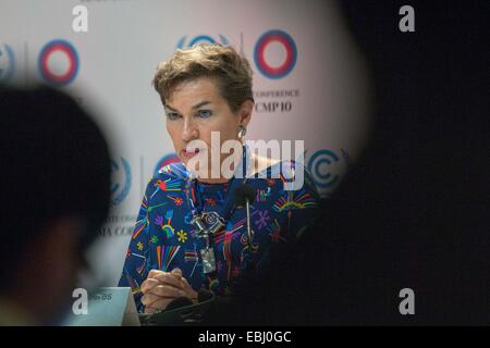 Lima, Peru. 1. Dezember 2014. Christiana Figueres, Exekutivsekretär des Rahmenübereinkommens der Vereinten Nationen über Klimaänderungen (UNFCCC), spricht während einer Pressekonferenz in Lima, Hauptstadt von Peru, 1. Dezember 2014. © Xu Zijian/Xinhua/Alamy Live-Nachrichten Stockfoto