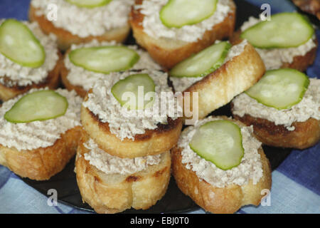leckeren Toast mit Cod Leber und Gurken Stockfoto