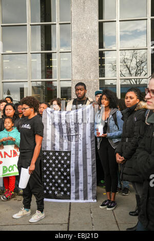 Amherst, Massachusetts, USA. 1. Dezember 2014. Ein Mann hält einen Banner lesen "Schwarz + braun Leben Angelegenheit" auf der "Hands Up, Walk Out" Protest an der University of Massachusetts Amherst, Amherst, Massachusetts, USA, auf Montag, 1. Dezember 2014. Bildnachweis: Susan Pease/Alamy Live-Nachrichten Stockfoto