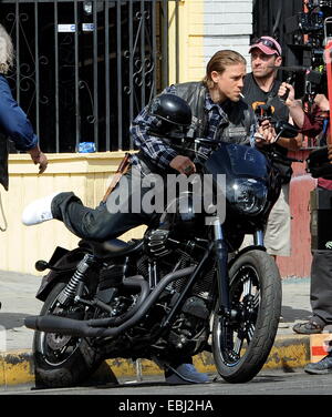 Charlie Hunnam Hopfen auf seinem Fahrrad am Set von "Sons Of Anarchy" nach Zeit ausziehen, um seinen neuen film Crimson Peak in Kanada. Der britische Schauspieler war herumalbern mit der Rest der Besetzung, wie sie die letzte Saison zu ihrem hit Biker Show film gesehen.  Featu Stockfoto