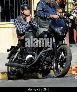 Charlie Hunnam Hopfen auf seinem Fahrrad am Set von "Sons Of Anarchy" nach Zeit ausziehen, um seinen neuen film Crimson Peak in Kanada. Der britische Schauspieler war herumalbern mit der Rest der Besetzung, wie sie die letzte Saison zu ihrem hit Biker Show film gesehen.  Featu Stockfoto