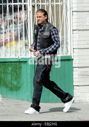 Charlie Hunnam Hopfen auf seinem Fahrrad am Set von "Sons Of Anarchy" nach Zeit ausziehen, um seinen neuen film Crimson Peak in Kanada. Der britische Schauspieler war herumalbern mit der Rest der Besetzung, wie sie die letzte Saison zu ihrem hit Biker Show film gesehen.  Featu Stockfoto