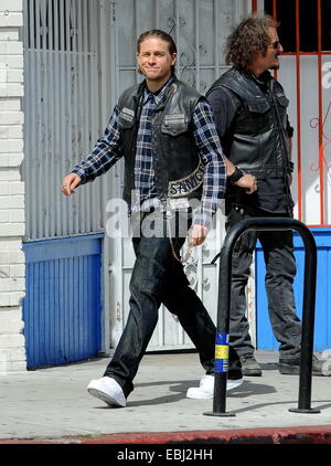 Charlie Hunnam Hopfen auf seinem Fahrrad am Set von "Sons Of Anarchy" nach Zeit ausziehen, um seinen neuen film Crimson Peak in Kanada. Der britische Schauspieler war herumalbern mit der Rest der Besetzung, wie sie die letzte Saison zu ihrem hit Biker Show film gesehen.  Featu Stockfoto