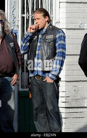 Charlie Hunnam Hopfen auf seinem Fahrrad am Set von "Sons Of Anarchy" nach Zeit ausziehen, um seinen neuen film Crimson Peak in Kanada. Der britische Schauspieler war herumalbern mit der Rest der Besetzung, wie sie die letzte Saison zu ihrem hit Biker Show film gesehen.  Featu Stockfoto