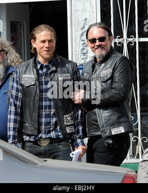 Charlie Hunnam Hopfen auf seinem Fahrrad am Set von "Sons Of Anarchy" nach Zeit ausziehen, um seinen neuen film Crimson Peak in Kanada. Der britische Schauspieler war herumalbern mit der Rest der Besetzung, wie sie die letzte Saison zu ihrem hit Biker Show film gesehen.  Featu Stockfoto