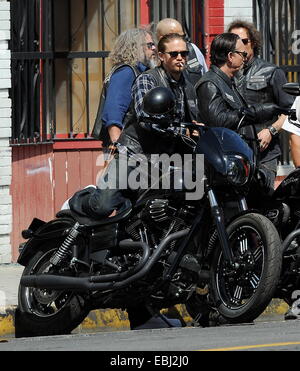 Charlie Hunnam Hopfen auf seinem Fahrrad am Set von "Sons Of Anarchy" nach Zeit ausziehen, um seinen neuen film Crimson Peak in Kanada. Der britische Schauspieler war herumalbern mit der Rest der Besetzung, wie sie die letzte Saison zu ihrem hit Biker Show film gesehen.  Featu Stockfoto