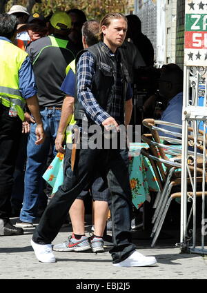 Charlie Hunnam Hopfen auf seinem Fahrrad am Set von "Sons Of Anarchy" nach Zeit ausziehen, um seinen neuen film Crimson Peak in Kanada. Der britische Schauspieler war herumalbern mit der Rest der Besetzung, wie sie die letzte Saison zu ihrem hit Biker Show film gesehen.  Featu Stockfoto