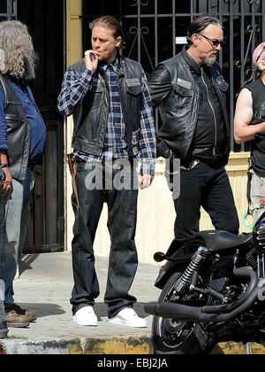 Charlie Hunnam Hopfen auf seinem Fahrrad am Set von "Sons Of Anarchy" nach Zeit ausziehen, um seinen neuen film Crimson Peak in Kanada. Der britische Schauspieler war herumalbern mit der Rest der Besetzung, wie sie die letzte Saison zu ihrem hit Biker Show film gesehen.  Featu Stockfoto