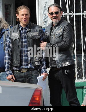 Charlie Hunnam Hopfen auf seinem Fahrrad am Set von "Sons Of Anarchy" nach Zeit ausziehen, um seinen neuen film Crimson Peak in Kanada. Der britische Schauspieler war herumalbern mit der Rest der Besetzung, wie sie die letzte Saison zu ihrem hit Biker Show film gesehen.  Featu Stockfoto