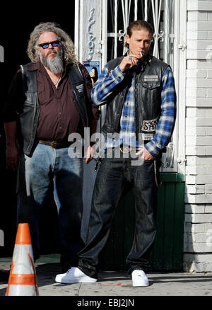 Charlie Hunnam Hopfen auf seinem Fahrrad am Set von "Sons Of Anarchy" nach Zeit ausziehen, um seinen neuen film Crimson Peak in Kanada. Der britische Schauspieler war herumalbern mit der Rest der Besetzung, wie sie die letzte Saison zu ihrem hit Biker Show film gesehen.  Featu Stockfoto