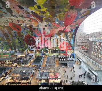 Markthalle Rotterdam, Rotterdam, Niederlande. Architekt: MVRDV, 2014. Halle innen Stände und Wandgemälde mit Blick auf Stadt thro Stockfoto