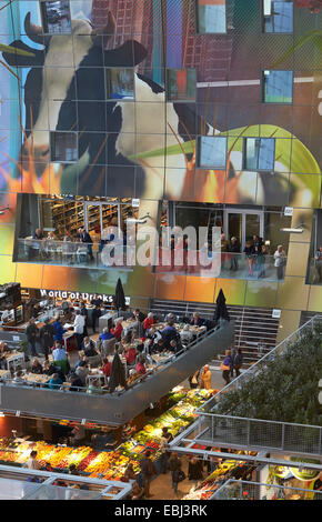 Markthalle Rotterdam, Rotterdam, Niederlande. Architekt: MVRDV, 2014. Blick durch die Markthalle mit Restaurants und Imbissstände Stockfoto