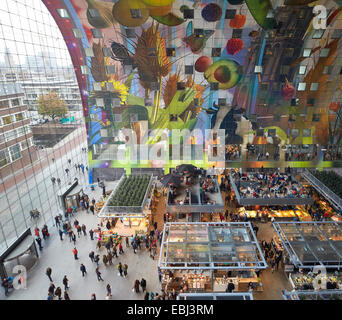 Markthalle Rotterdam, Rotterdam, Niederlande. Architekt: MVRDV, 2014. Blick durch die Markthalle mit Restaurants und Imbissstände Stockfoto