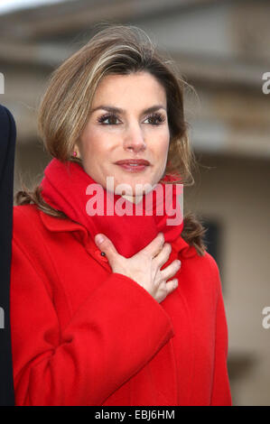 Berlin, Deutschland. 1. Dezember 2014. Königin Letizia von Spanien besucht das Brandenburger Tor in Berlin, Deutschland, 1. Dezember 2014. Der König und die Königin sind in Deutschland für einen offiziellen Besuch ab. © Dpa/Alamy Live-Nachrichten Stockfoto