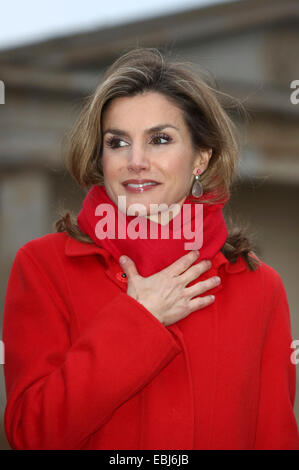 Berlin, Deutschland. 1. Dezember 2014. Königin Letizia von Spanien besucht das Brandenburger Tor in Berlin, Deutschland, 1. Dezember 2014. Der König und die Königin sind in Deutschland für einen offiziellen Besuch ab. © Dpa/Alamy Live-Nachrichten Stockfoto