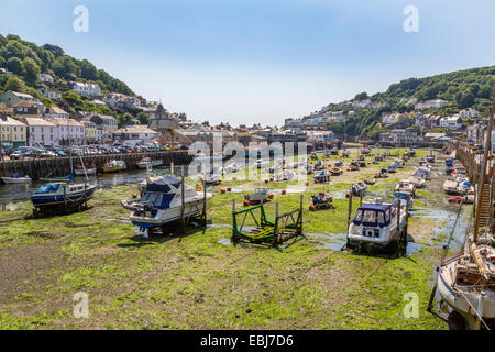 Ein Panoramablick auf Looe Hafen bei Ebbe Cornwall Stockfoto