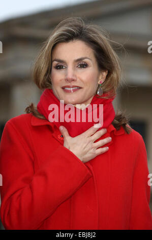 Berlin, Deutschland. 1. Dezember 2014. Königin Letizia von Spanien besucht das Brandenburger Tor in Berlin, Deutschland, 1. Dezember 2014. Der König und die Königin sind in Deutschland für einen offiziellen Besuch ab. © Dpa/Alamy Live-Nachrichten Stockfoto