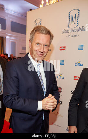 Hamburg, Deutschland. 1. Dezember 2014. Der ehemalige deutsche Bundespräsident Christian Wulff geht durch die roten Carper des Ereignisses "Movie meets Media" im Hotel Atlantic Kempinski in Hamburg, Deutschland, 1. Dezember 2014. Foto: GEORG WENDT/Dpa/Alamy Live News Stockfoto