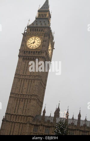 Westminster London, UK. 2. Dezember 2014. Ein geschmückter Weihnachtsbaum mit Lichtern am Fuße des Big Ben in Westminster Credit: Amer Ghazzal/Alamy Live-Nachrichten Stockfoto