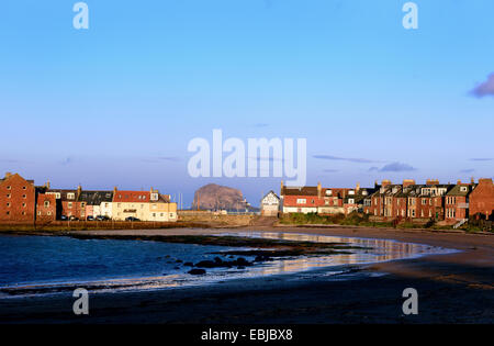 Blick auf dem Bass Rock von West Bay, North Berwick in East Lothian, Schottland. Stockfoto