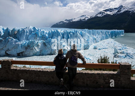 Touristen, die Betrachtung des Perito-Moreno-Gletschers. Nationalpark Los Glaciares. Patagonien. Argentinien Stockfoto