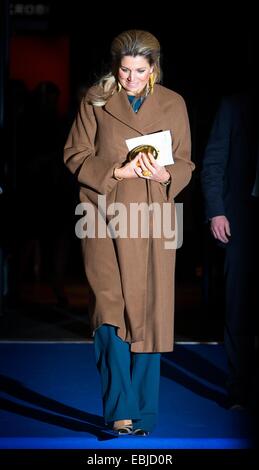 Nach der Siegerehrung des Prins Bernhard Cultuurfonds Prijs 2014 überlassen Theaterregisseur Simons im Theater Amsterdam, The Netherlands, 1. Dezember 2014 Königin Maxima der Niederlande. Foto: Patrick van Katwijk / Niederlande aus Frankreich heraus keine WIRE SERVICE Stockfoto