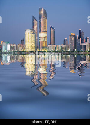 Skyline und Reflexion der modernen Gebäuden entlang der Uferpromenade Corniche in Abu Dhabi Vereinigte Arabische Emirate Stockfoto