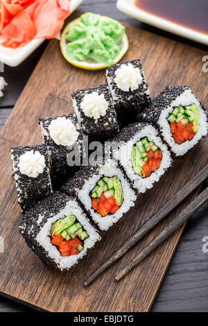 Sushi roll mit Lachs und Garnelen Stockfoto