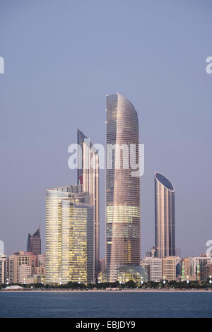 Skyline von modernen Gebäuden entlang der Uferpromenade Corniche in Abu Dhabi Vereinigte Arabische Emirate Stockfoto