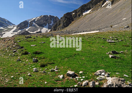 Berglandschaft mit Resten der Schnee am Berg Peristeri am Pindos, Griechenland, Pindos Gebirge zu verschwenden Stockfoto