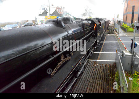 Reigate, Surrey, UK. 2. Dezember 2014. 0858 hrs Dienstag, 2. Dezember 2014. Die "Kathedralen Express" Zug, bestehend aus zwei der nur 18 Überlebenden "Black 5" Lokomotiven: LMT Klasse 5MT 4-6-0 Zahlen 44871 Stanier "Schwarze Five" und die 45407 Stanier Class "Black Five", badged "The Lancashire Fusilier" Dampflokomotiven zusammen Hol Passagiere an Geschwindigkeit durch die Surrey Hills in Reigate, Surrey, 0858 hrs Dienstag, 2. Dezember 2014 auf dem Weg zu Bath Spa und Bristol Temple Meads. Credit: Foto von Lindsay Constable/Alamy Live-Nachrichten Stockfoto