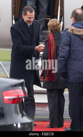 Bueren, Deutschland. 2. Dezember 2014. Spanische König Felipe VI wird von NRW-Minister für Bundesangelegenheiten, Europa und Public Relations Angelica Schwall-Dueren (C) am Flughafen Paderborn-Lippstadt in Bueren, Deutschland, 2. Dezember 2014 begrüßt. Foto: FRISO GENTSCH/Dpa/Alamy Live News Stockfoto