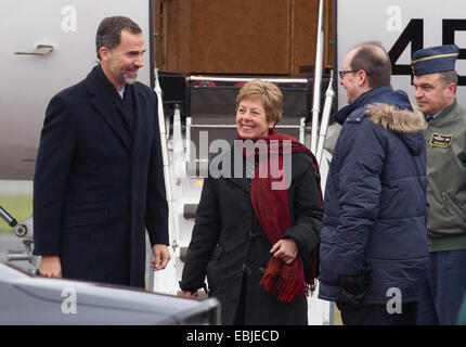 Bueren, Deutschland. 2. Dezember 2014. Spanische König Felipe VI wird von NRW-Minister für Bundesangelegenheiten, Europa und Public Relations Angelica Schwall-Dueren (C) am Flughafen Paderborn-Lippstadt in Bueren, Deutschland, 2. Dezember 2014 begrüßt. Foto: FRISO GENTSCH/Dpa/Alamy Live News Stockfoto