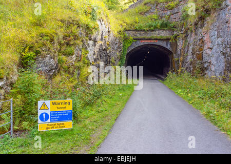 Tunnel mit Warnschild am Monsal Trail Radweg entlang der stillgelegten Eisenbahnstrecke, Derbyshire Stockfoto