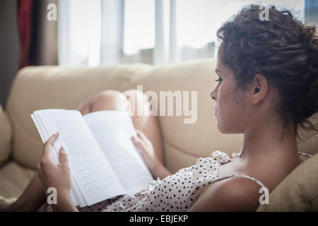 Junge Frau mit Buch Stockfoto