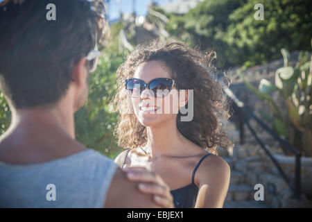 Paar im Sonnenlicht, Frau mit Sonnenbrille Stockfoto