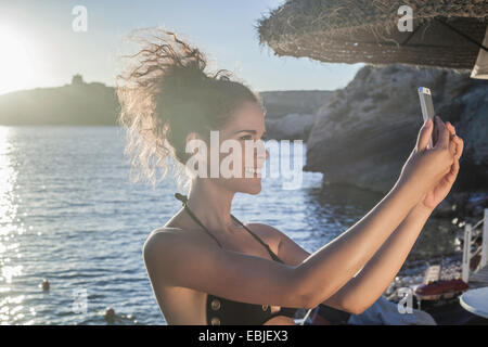 Junge Frau nehmen selfie Stockfoto